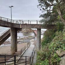 入口はこのように、階段を下っていく必要があります。