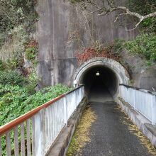 旧国道トンネルの代わりに、歩行者用のトンネルがあります。
