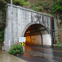 島への入口にある旧国道トンネルは狭く、歩くと危険です…