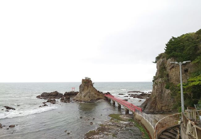 山にぶつかり海岸が途切れる手前にある、海に突き出た小さな島にある鳥居。