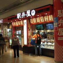 乗り換え通路にあって便利です