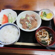 もつ煮込み定食にもうどんがついています