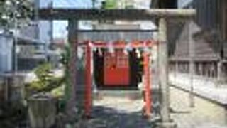 中村天祖神社と並んで建っています