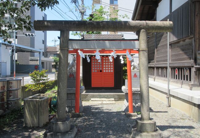 中村天祖神社と並んで建っています