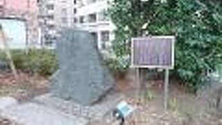 越前堀児童公園敷地内に立っています