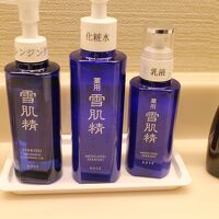 浴場にあるアメニティは雪肌精でした