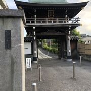 青い屋根と長い参道