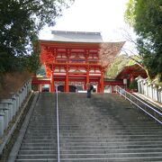 競技かるたの開催場所として有名な近江神宮