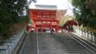 競技かるたの開催場所として有名な近江神宮