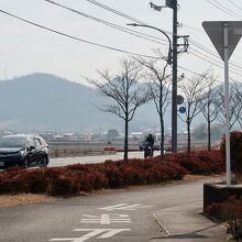 自動車道と並行して走る自転車道