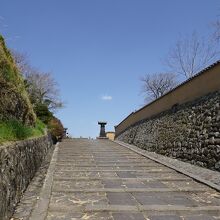 坂の途中から見上げた風景