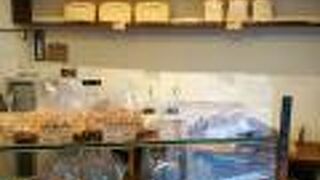 避暑地にひっそりたたずんでいる名店というイメージのパン店です。