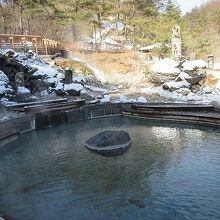 大きな足湯所も整備されています。タオルの持参が便利