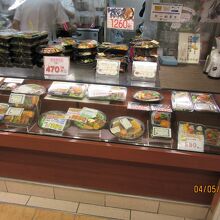 ショーケース内の弁当類