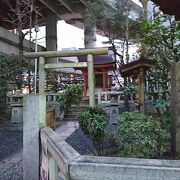 日本橋兜町の日本橋川沿いに鎮座している神社