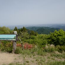 立つ位置によっては、東京方面の山々も望めます。