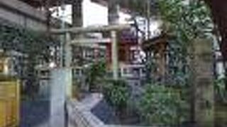 日本橋兜町の日本橋川沿いに鎮座している神社