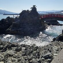 …可愛い太鼓橋で結ばれたこの岩礁にありましたが…、