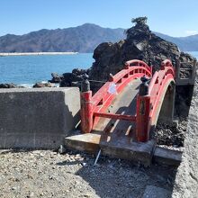 …震災の津波で破損した太鼓橋が今では通行不可。