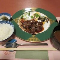 しっかり肉料理もあります