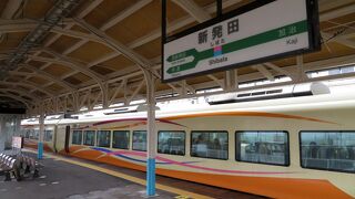 日本海の荒波を眺めながら走る。