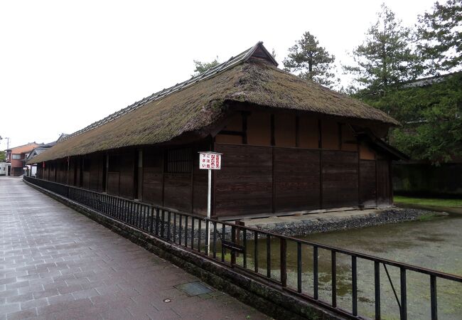 茅葺の趣ある建物。