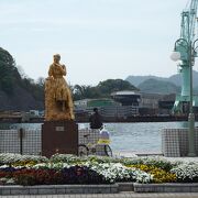 尾道水道沿いの遊歩道にある