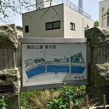 細ながい敷地の川沿いの公園