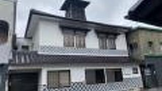 火の見やぐらの様なものがある。