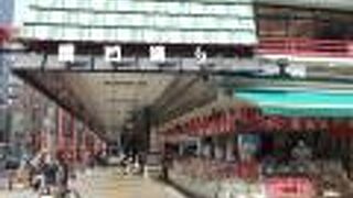 にぎやかな商店街