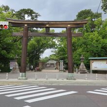「中村公園」入口には鳥居、その奥に神社が見えます