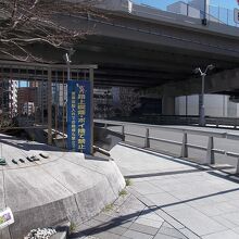 橋の様子です。欄干の高さにと注意です。