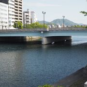 平和記念公園のある中州の西を流れている