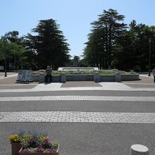 「鶴舞公園」です、正面の花壇には…