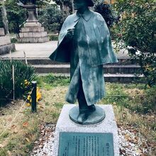 マントを羽織っておしゃれな銅像です