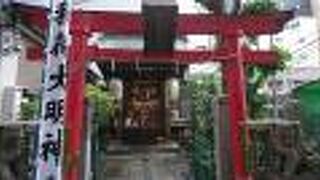 ビルとビルの谷間にある小さな神社