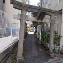 路地の奥の左手に社殿があります。