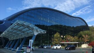 一面ガラス張りの外観の国立博物館