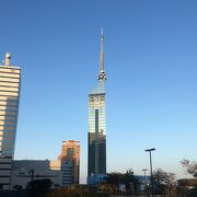クリスタルな外観の福岡タワー
