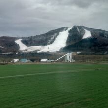 まもなく丸瀬布に就こうとしてます！外からはスキー場が見えます