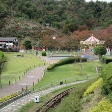 メリーゴーランドや児童用遊具もあります