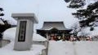 冬は正面から入れません