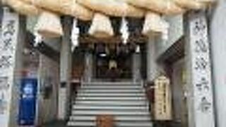 商店街のアーケードにある