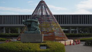 噴水の場所に花のピラミッド