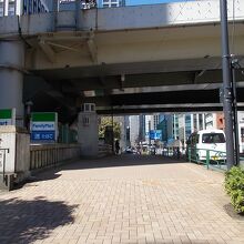 欄干は今も残っています。