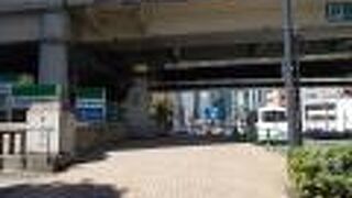 今は楓川は埋め立てられています。でも橋の欄干はあります。