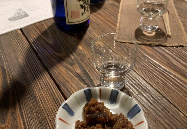 酒屋の趣ある試飲コーナー