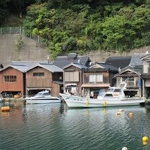 道路側の街並と海側の舟屋のギャップが同じ家屋とは思えません