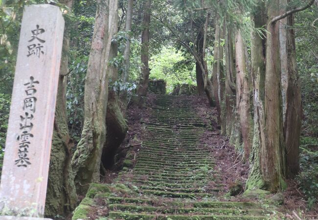 吉岡出雲の墓