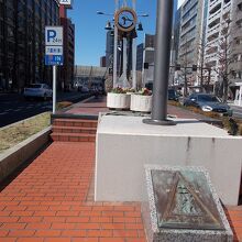 奥のモニュメントです。